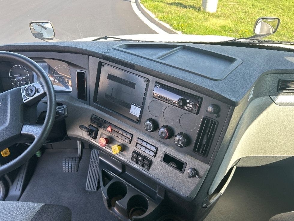 Sleeper Tractor-Heavy Duty Tractors-Freightliner-2021-T12664ST-Windsor-WI-486,129\n\t\tmiles-$ 65,500 - Image 12