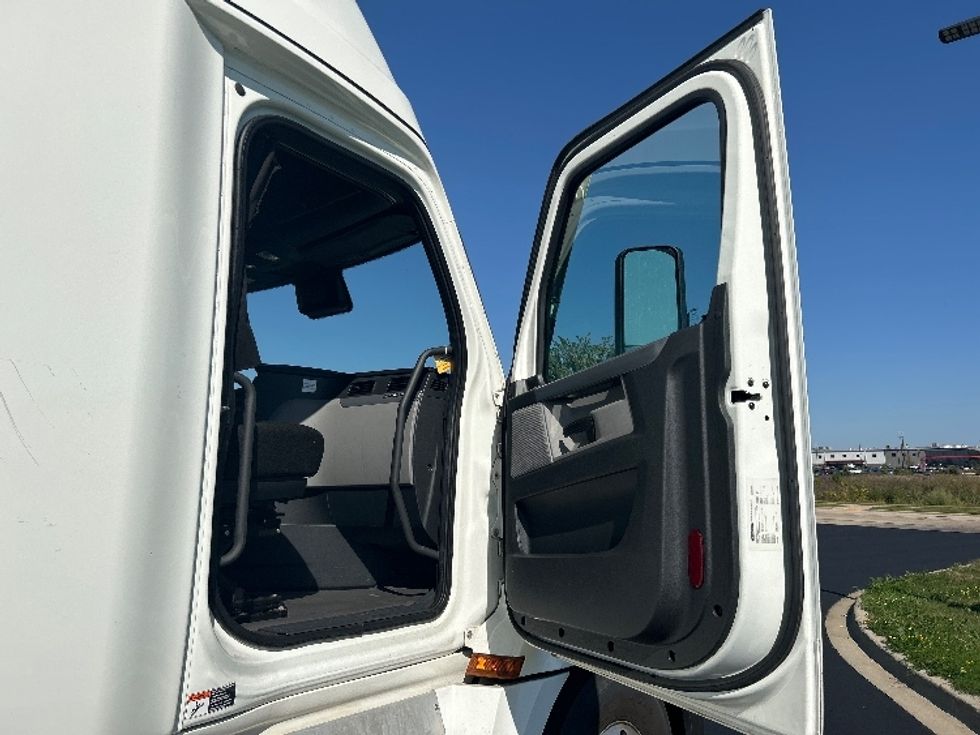 Sleeper Tractor-Heavy Duty Tractors-Freightliner-2021-T12664ST-Windsor-WI-486,129\n\t\tmiles-$ 65,500 - Image 13