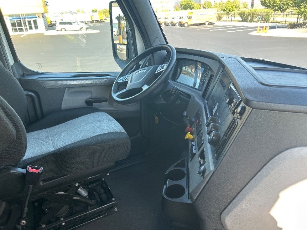 Sleeper Tractor-Heavy Duty Tractors-Freightliner-2021-T12664ST-Windsor-WI-486,129\n\t\tmiles-$ 65,500 - Image 15