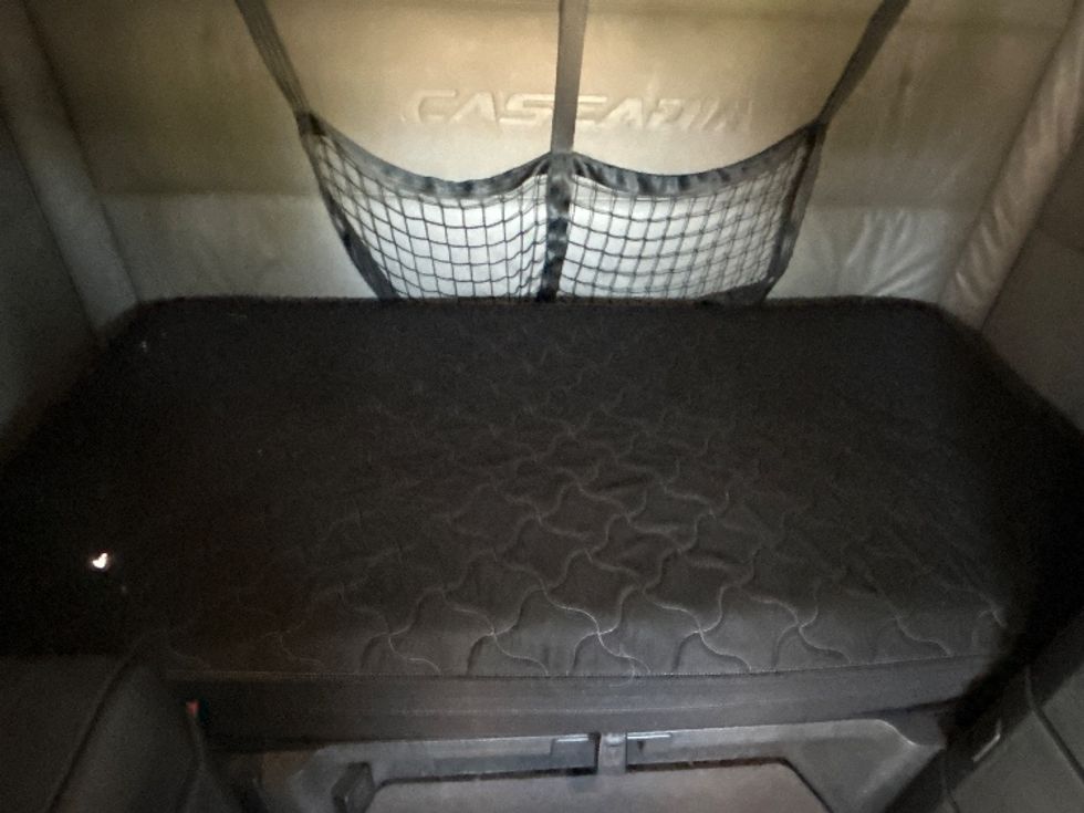 Sleeper Tractor-Heavy Duty Tractors-Freightliner-2021-T12664ST-Windsor-WI-486,129\n\t\tmiles-$ 65,500 - Image 17