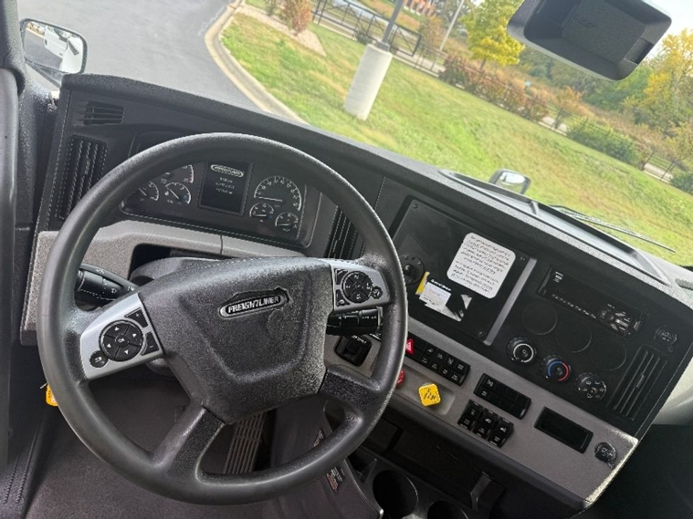 Sleeper Tractor-Heavy Duty Tractors-Freightliner-2021-T12664ST-Windsor-WI-553,344\n\t\tmiles-$ 57,500 - Image 11