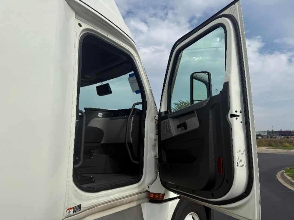 Sleeper Tractor-Heavy Duty Tractors-Freightliner-2021-T12664ST-Windsor-WI-553,344\n\t\tmiles-$ 57,500 - Image 13