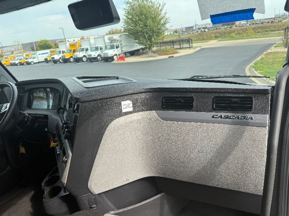 Sleeper Tractor-Heavy Duty Tractors-Freightliner-2021-T12664ST-Windsor-WI-553,344\n\t\tmiles-$ 57,500 - Image 14