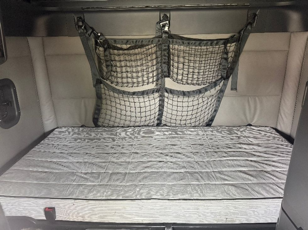 Sleeper Tractor-Heavy Duty Tractors-Freightliner-2021-T12664ST-Windsor-WI-553,344\n\t\tmiles-$ 57,500 - Image 16