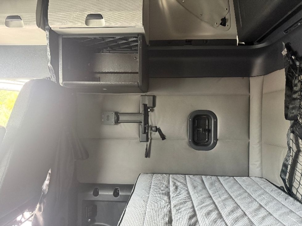 Sleeper Tractor-Heavy Duty Tractors-Freightliner-2021-T12664ST-Windsor-WI-553,344\n\t\tmiles-$ 57,500 - Image 18