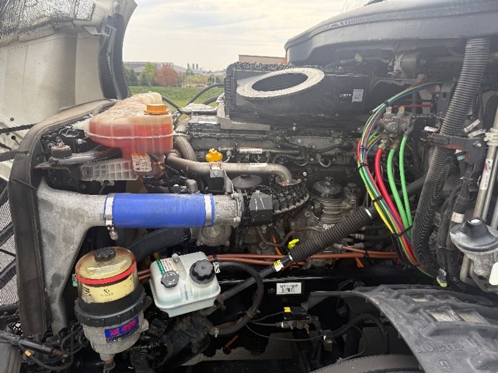 Sleeper Tractor-Heavy Duty Tractors-Freightliner-2021-T12664ST-Windsor-WI-553,344\n\t\tmiles-$ 57,500 - Image 20