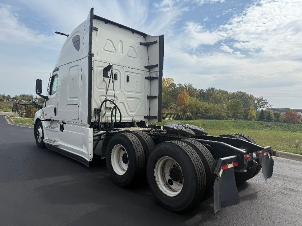 Sleeper Tractor-Heavy Duty Tractors-Freightliner-2021-T12664ST-Windsor-WI-553,344\n\t\tmiles-$ 57,500 - Image 5