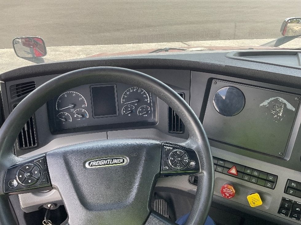 Sleeper Tractor-Heavy Duty Tractors-Freightliner-2021-T12664ST-Windsor-WI-656,097\n\t\tmiles-$ 50,500 - Image 11