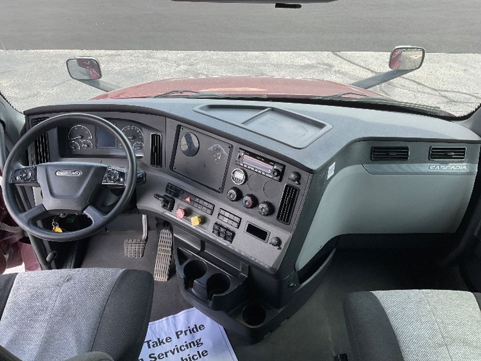 Sleeper Tractor-Heavy Duty Tractors-Freightliner-2021-T12664ST-Windsor-WI-656,097\n\t\tmiles-$ 50,500 - Image 12