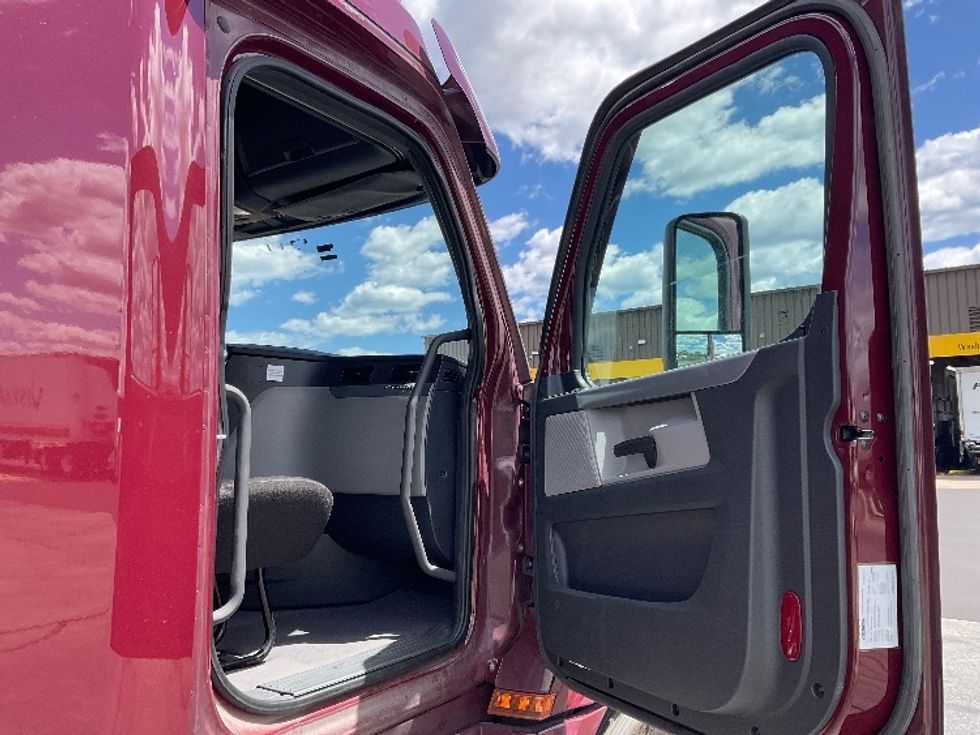 Sleeper Tractor-Heavy Duty Tractors-Freightliner-2021-T12664ST-Windsor-WI-656,097\n\t\tmiles-$ 50,500 - Image 13