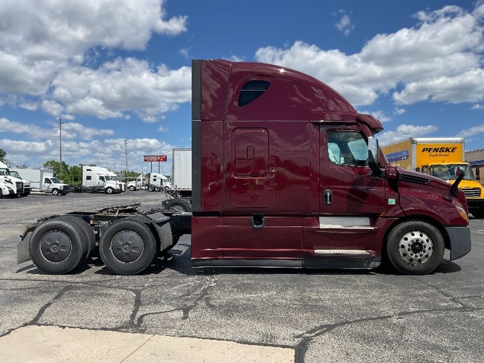 Sleeper Tractor-Heavy Duty Tractors-Freightliner-2021-T12664ST-Windsor-WI-656,097\n\t\tmiles-$ 50,500 - Image 8