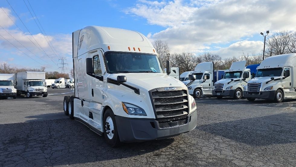 Sleeper Tractor-Heavy Duty Tractors-Freightliner-2021-T12664ST-Winston Salem-NC-397,540\n\t\tmiles-$ 73,500 - Image 1