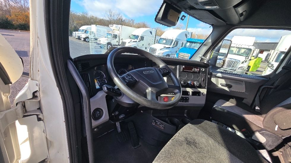 Sleeper Tractor-Heavy Duty Tractors-Freightliner-2021-T12664ST-Winston Salem-NC-397,540\n\t\tmiles-$ 73,500 - Image 10