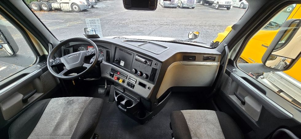 Sleeper Tractor-Heavy Duty Tractors-Freightliner-2021-T12664ST-Winston Salem-NC-397,540\n\t\tmiles-$ 73,500 - Image 12