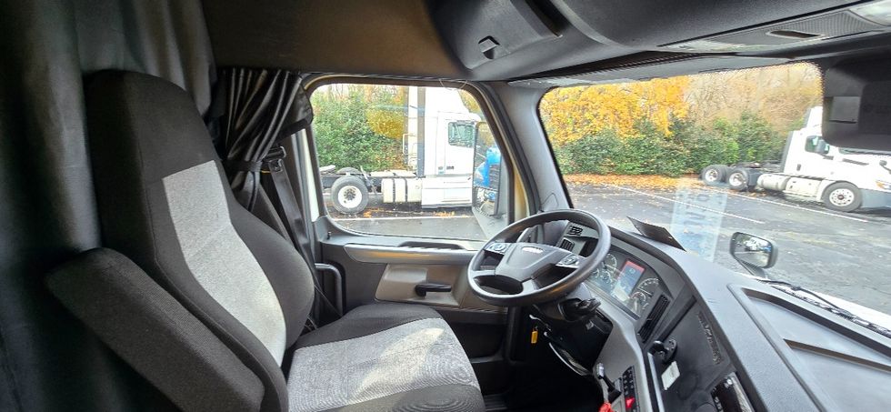 Sleeper Tractor-Heavy Duty Tractors-Freightliner-2021-T12664ST-Winston Salem-NC-397,540\n\t\tmiles-$ 73,500 - Image 15