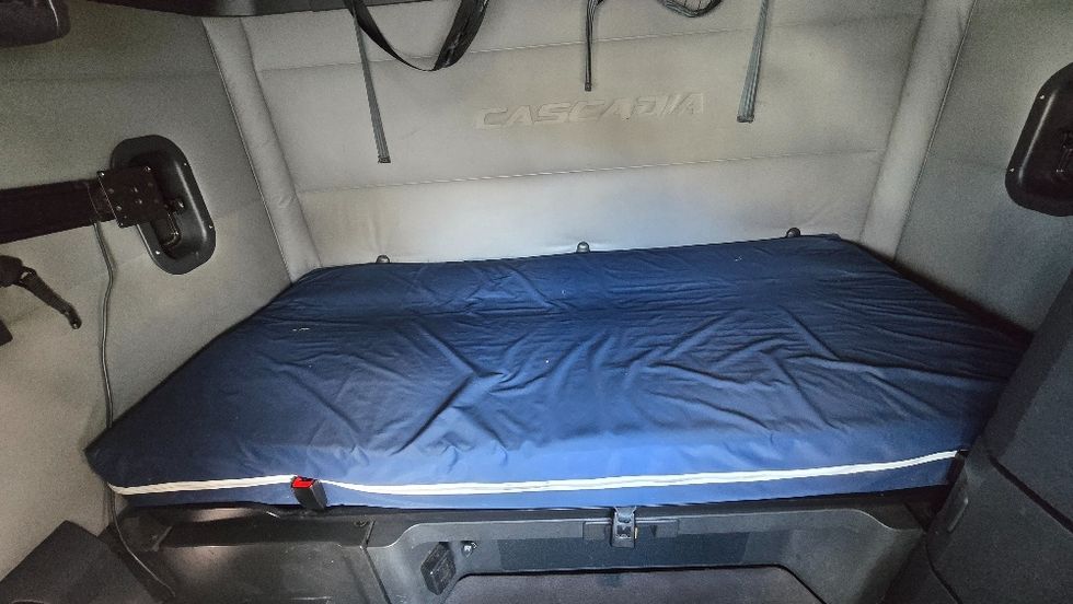 Sleeper Tractor-Heavy Duty Tractors-Freightliner-2021-T12664ST-Winston Salem-NC-397,540\n\t\tmiles-$ 73,500 - Image 18