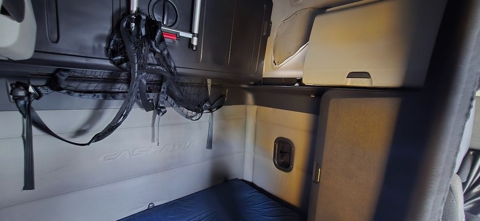 Sleeper Tractor-Heavy Duty Tractors-Freightliner-2021-T12664ST-Winston Salem-NC-397,540\n\t\tmiles-$ 73,500 - Image 19