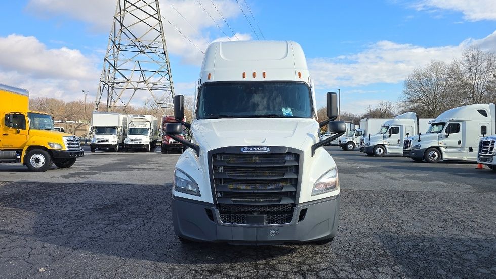 Sleeper Tractor-Heavy Duty Tractors-Freightliner-2021-T12664ST-Winston Salem-NC-397,540\n\t\tmiles-$ 73,500 - Image 2