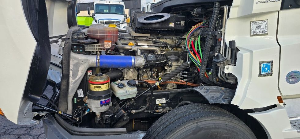 Sleeper Tractor-Heavy Duty Tractors-Freightliner-2021-T12664ST-Winston Salem-NC-397,540\n\t\tmiles-$ 73,500 - Image 21