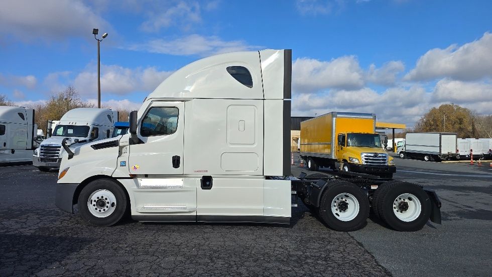 Sleeper Tractor-Heavy Duty Tractors-Freightliner-2021-T12664ST-Winston Salem-NC-397,540\n\t\tmiles-$ 73,500 - Image 4