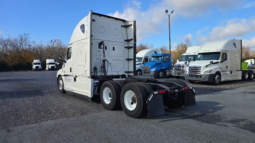Sleeper Tractor-Heavy Duty Tractors-Freightliner-2021-T12664ST-Winston Salem-NC-397,540\n\t\tmiles-$ 73,500 - Image 5