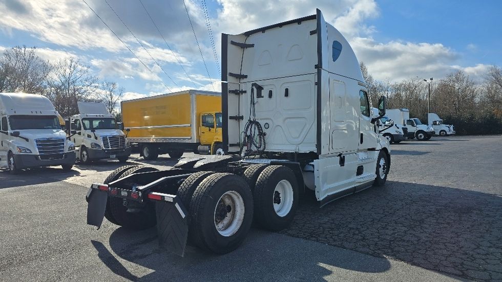 Sleeper Tractor-Heavy Duty Tractors-Freightliner-2021-T12664ST-Winston Salem-NC-397,540\n\t\tmiles-$ 73,500 - Image 7