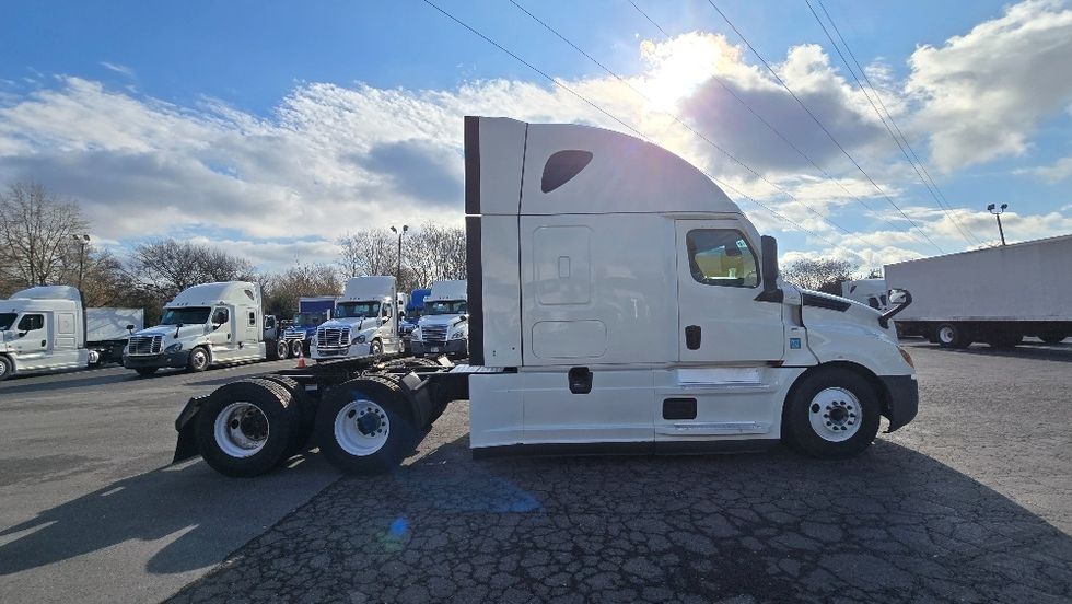 Sleeper Tractor-Heavy Duty Tractors-Freightliner-2021-T12664ST-Winston Salem-NC-397,540\n\t\tmiles-$ 73,500 - Image 8