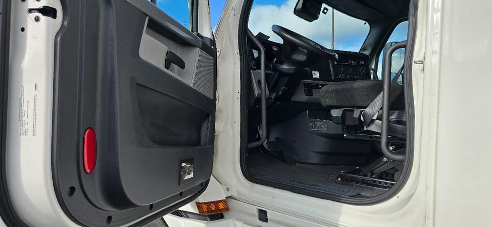 Sleeper Tractor-Heavy Duty Tractors-Freightliner-2021-T12664ST-Winston Salem-NC-397,540\n\t\tmiles-$ 73,500 - Image 9