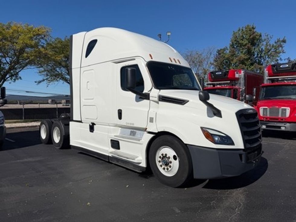 Sleeper Tractor-Heavy Duty Tractors-Freightliner-2021-T12664ST-York-PA-547,292\n\t\tmiles-$ 58,000 - Image 1