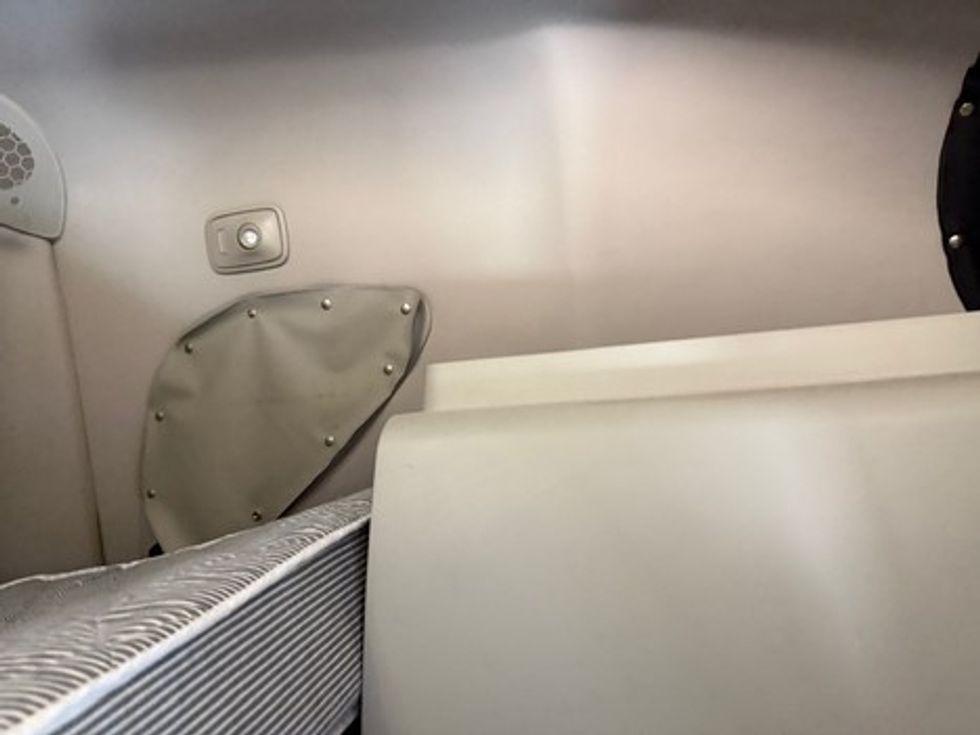 Sleeper Tractor-Heavy Duty Tractors-Freightliner-2021-T12664ST-York-PA-547,292\n\t\tmiles-$ 58,000 - Image 17