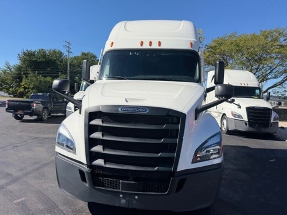 Sleeper Tractor-Heavy Duty Tractors-Freightliner-2021-T12664ST-York-PA-547,292\n\t\tmiles-$ 58,000 - Image 2