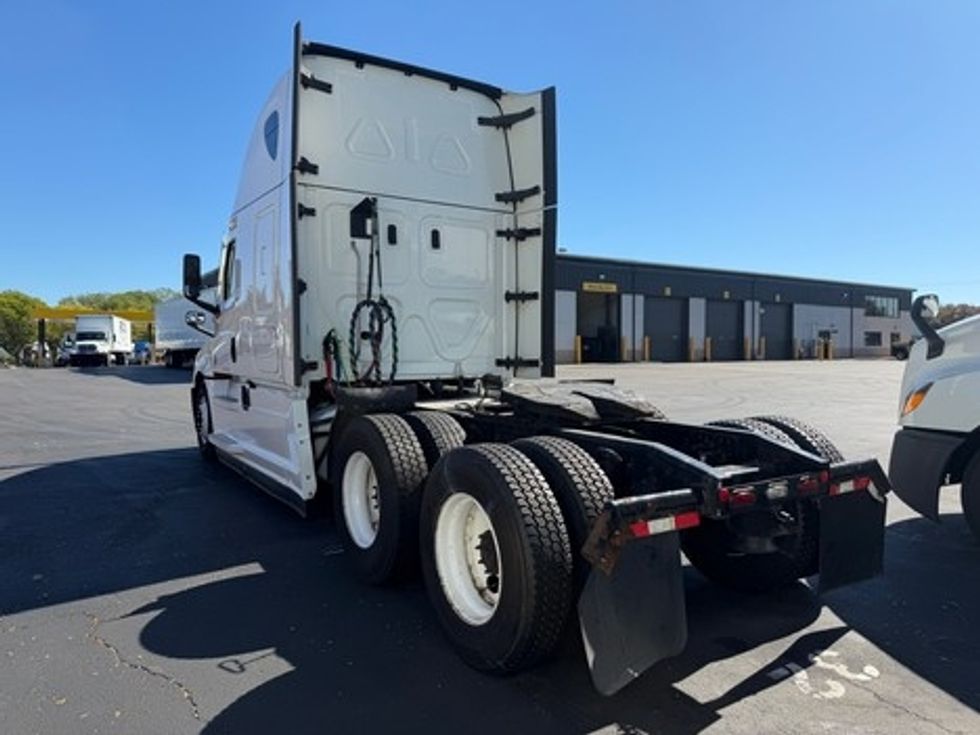 Sleeper Tractor-Heavy Duty Tractors-Freightliner-2021-T12664ST-York-PA-547,292\n\t\tmiles-$ 58,000 - Image 5