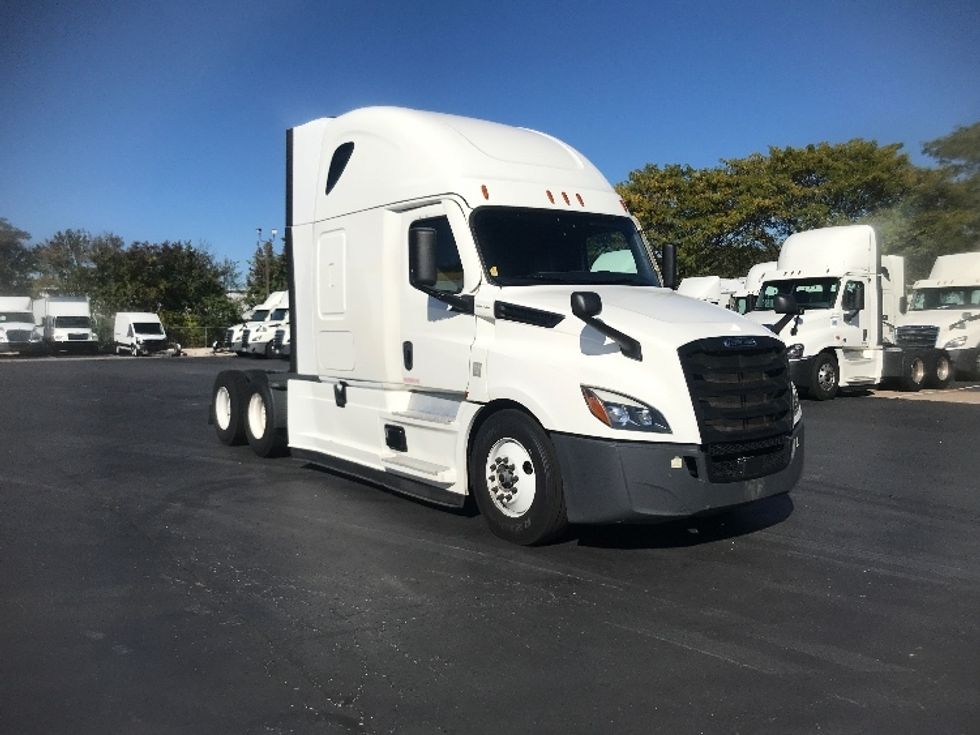 Sleeper Tractor-Heavy Duty Tractors-Freightliner-2021-T12664ST-York-PA-570,180\n\t\tmiles-$ 56,250 - Image 1
