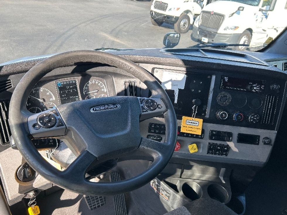 Sleeper Tractor-Heavy Duty Tractors-Freightliner-2021-T12664ST-York-PA-570,180\n\t\tmiles-$ 56,250 - Image 11