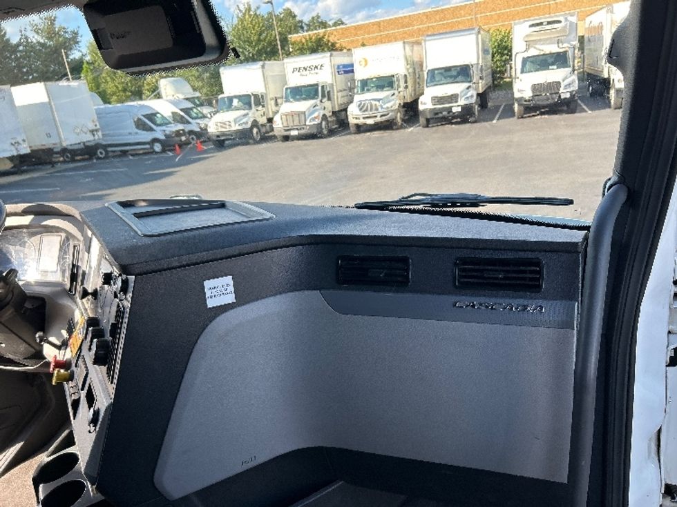 Sleeper Tractor-Heavy Duty Tractors-Freightliner-2021-T12664ST-York-PA-570,180\n\t\tmiles-$ 56,250 - Image 14