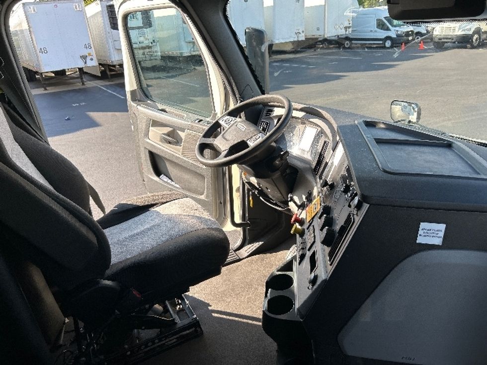 Sleeper Tractor-Heavy Duty Tractors-Freightliner-2021-T12664ST-York-PA-570,180\n\t\tmiles-$ 56,250 - Image 15