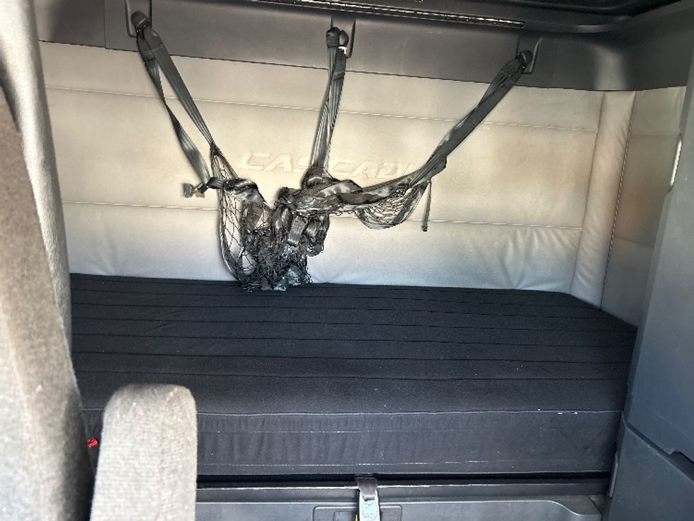 Sleeper Tractor-Heavy Duty Tractors-Freightliner-2021-T12664ST-York-PA-570,180\n\t\tmiles-$ 56,250 - Image 16