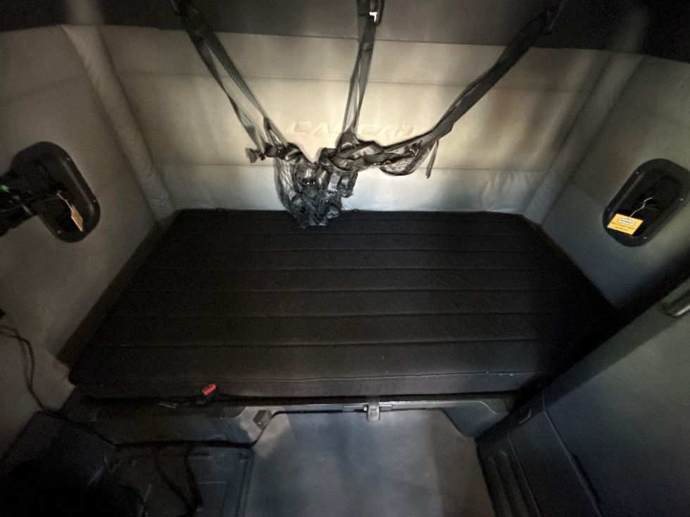 Sleeper Tractor-Heavy Duty Tractors-Freightliner-2021-T12664ST-York-PA-570,180\n\t\tmiles-$ 56,250 - Image 17