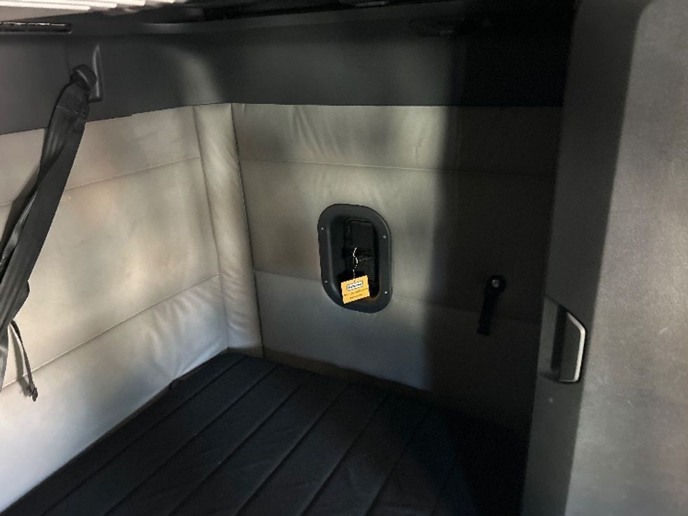 Sleeper Tractor-Heavy Duty Tractors-Freightliner-2021-T12664ST-York-PA-570,180\n\t\tmiles-$ 56,250 - Image 18