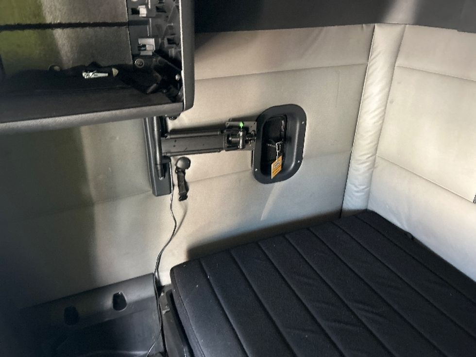 Sleeper Tractor-Heavy Duty Tractors-Freightliner-2021-T12664ST-York-PA-570,180\n\t\tmiles-$ 56,250 - Image 19