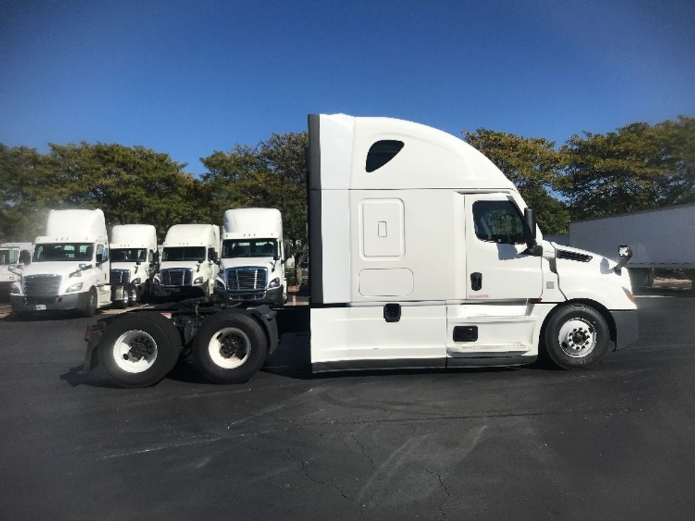 Sleeper Tractor-Heavy Duty Tractors-Freightliner-2021-T12664ST-York-PA-570,180\n\t\tmiles-$ 56,250 - Image 8