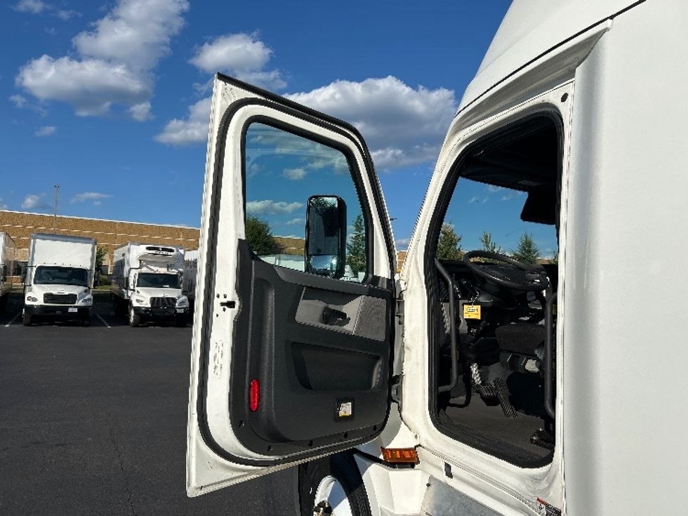 Sleeper Tractor-Heavy Duty Tractors-Freightliner-2021-T12664ST-York-PA-570,180\n\t\tmiles-$ 56,250 - Image 9