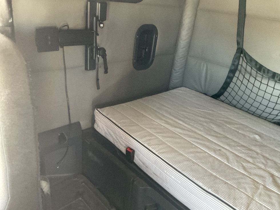 Sleeper Tractor-Heavy Duty Tractors-Freightliner-2021-T12664ST-Yuma-AZ-571,459\n\t\tmiles-$ 63,750 - Image 18