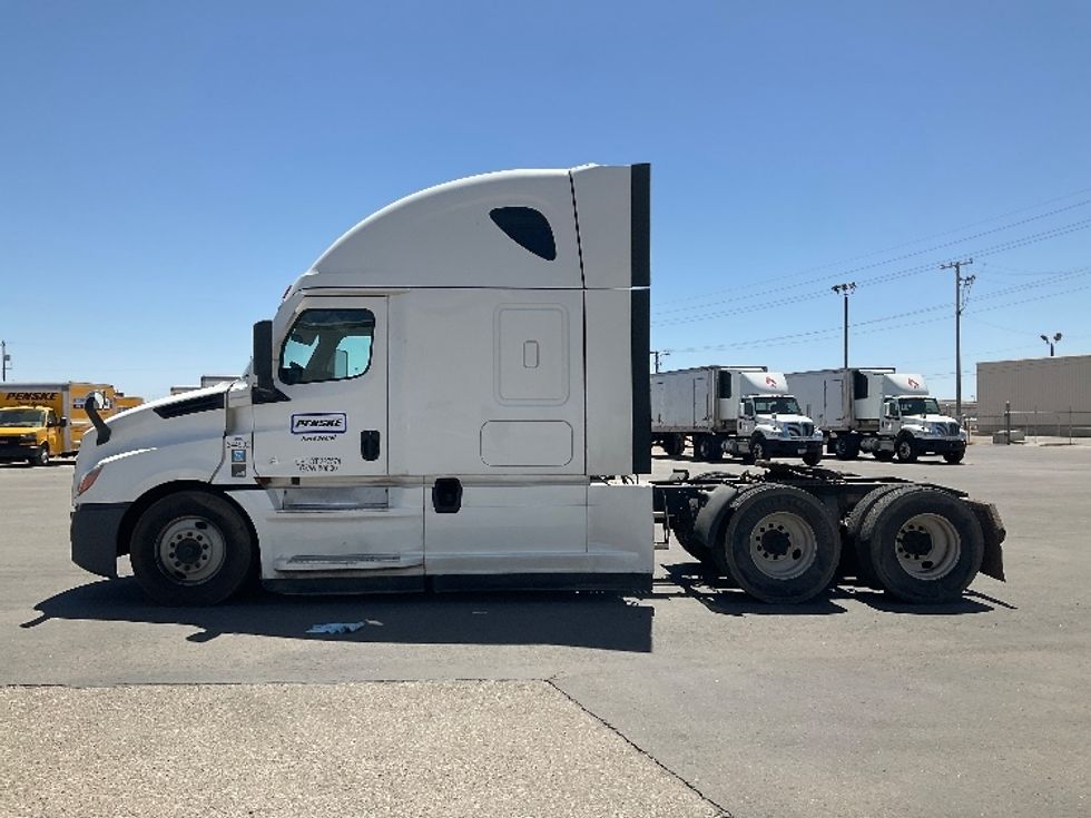 Sleeper Tractor-Heavy Duty Tractors-Freightliner-2021-T12664ST-Yuma-AZ-571,459\n\t\tmiles-$ 63,750 - Image 4