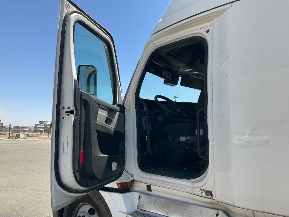 Sleeper Tractor-Heavy Duty Tractors-Freightliner-2021-T12664ST-Yuma-AZ-571,459\n\t\tmiles-$ 63,750 - Image 9