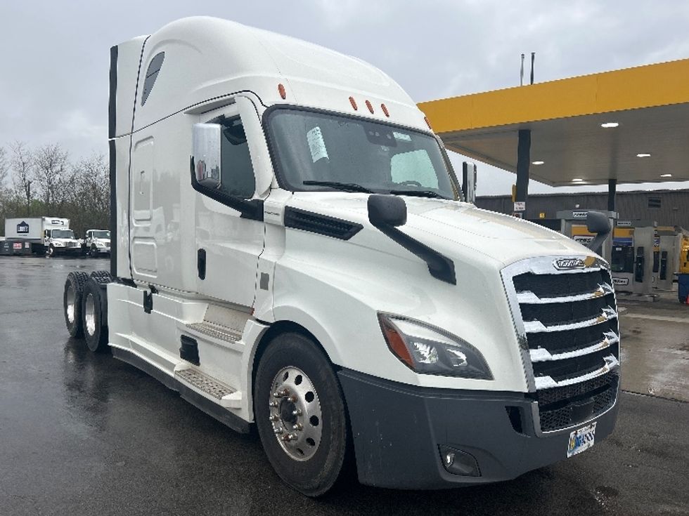 Sleeper Tractor-Heavy Duty Tractors-Freightliner-2021-T12664ST-Zelienople-PA-521,529\n\t\tmiles-$ 61,500 - Image 1