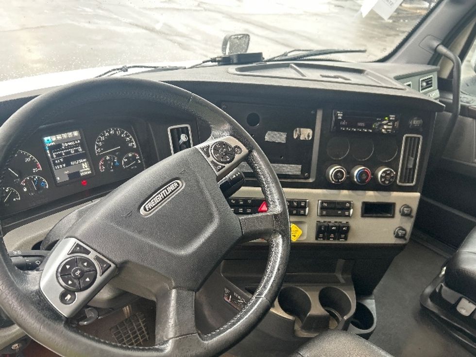 Sleeper Tractor-Heavy Duty Tractors-Freightliner-2021-T12664ST-Zelienople-PA-521,529\n\t\tmiles-$ 61,500 - Image 10