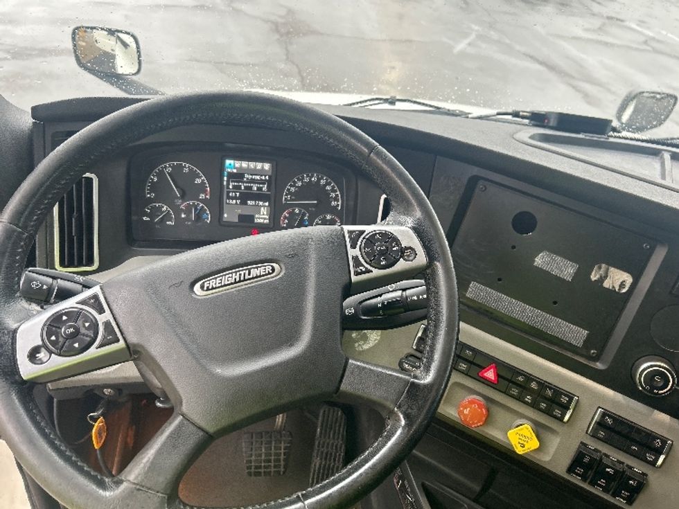 Sleeper Tractor-Heavy Duty Tractors-Freightliner-2021-T12664ST-Zelienople-PA-521,529\n\t\tmiles-$ 61,500 - Image 11
