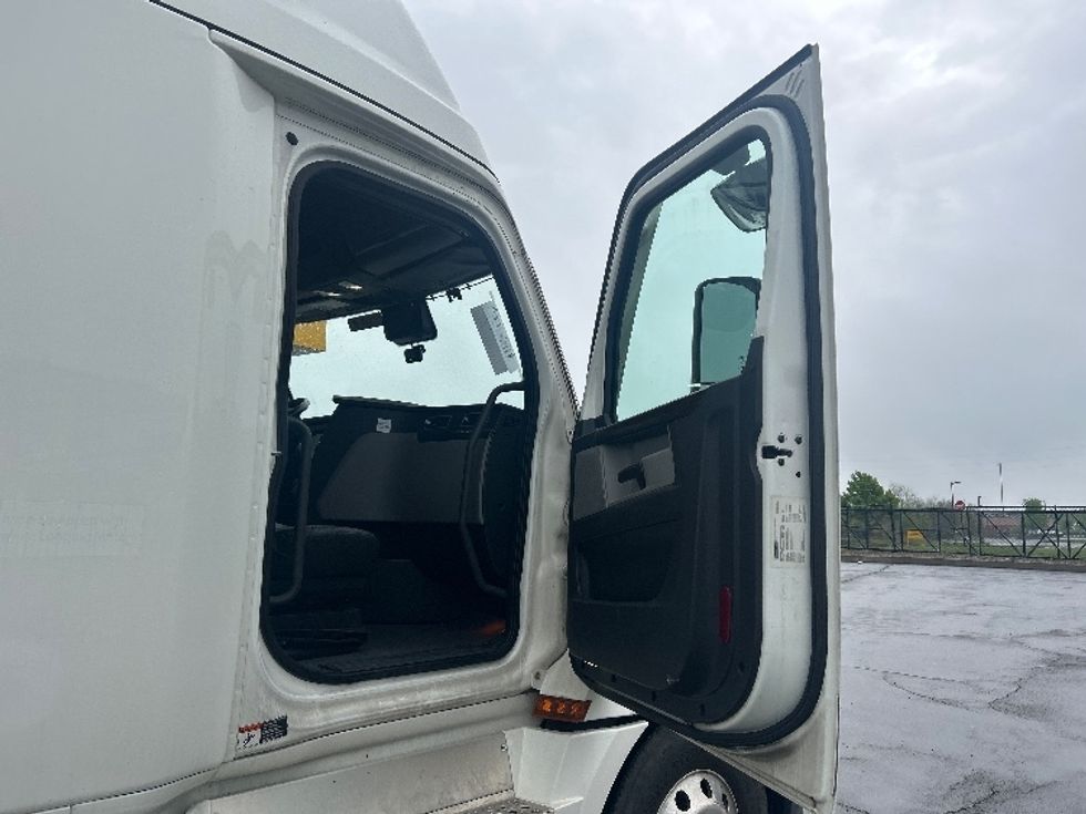 Sleeper Tractor-Heavy Duty Tractors-Freightliner-2021-T12664ST-Zelienople-PA-521,529\n\t\tmiles-$ 61,500 - Image 13