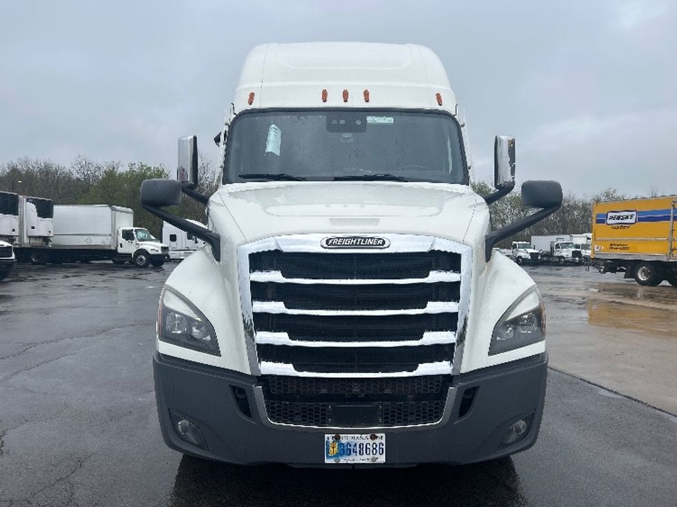 Sleeper Tractor-Heavy Duty Tractors-Freightliner-2021-T12664ST-Zelienople-PA-521,529\n\t\tmiles-$ 61,500 - Image 2